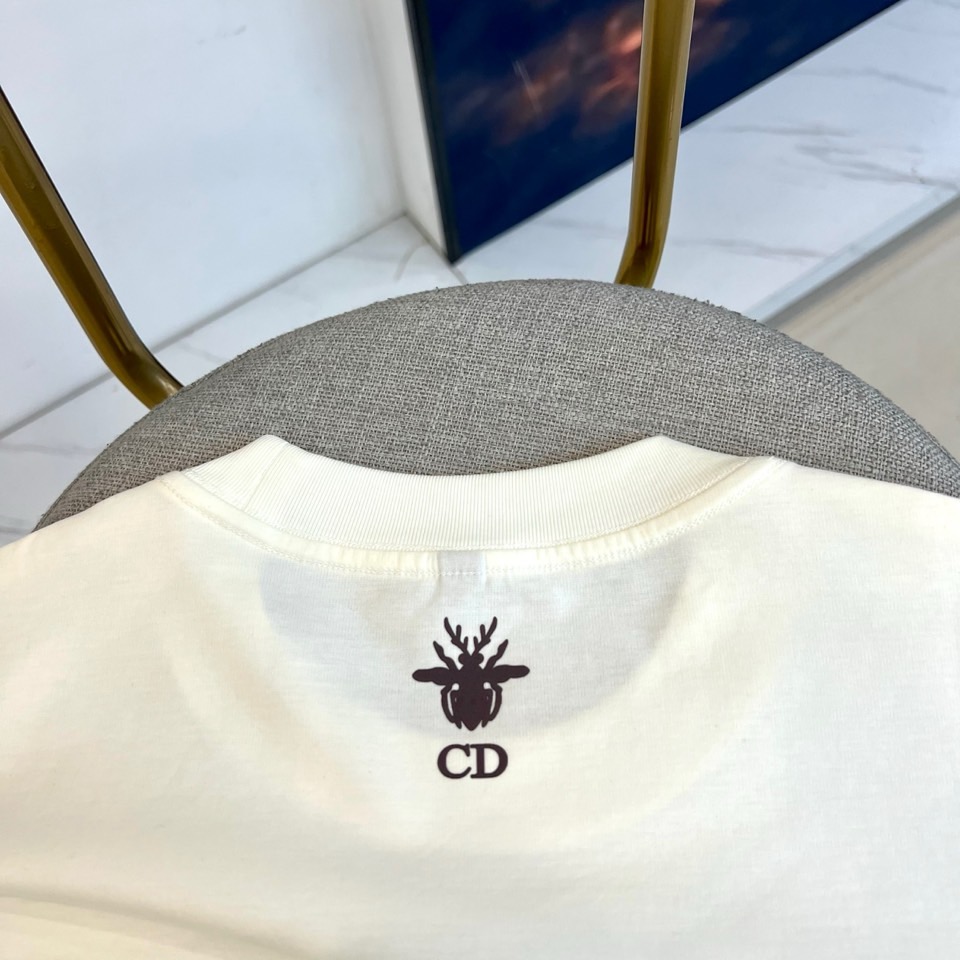 Dio迪奥、2026春夏新品短袖T恤焕新登场，以纯色为基底，构筑松弛优雅的穿搭哲学。经典圆领配合宽松廓形