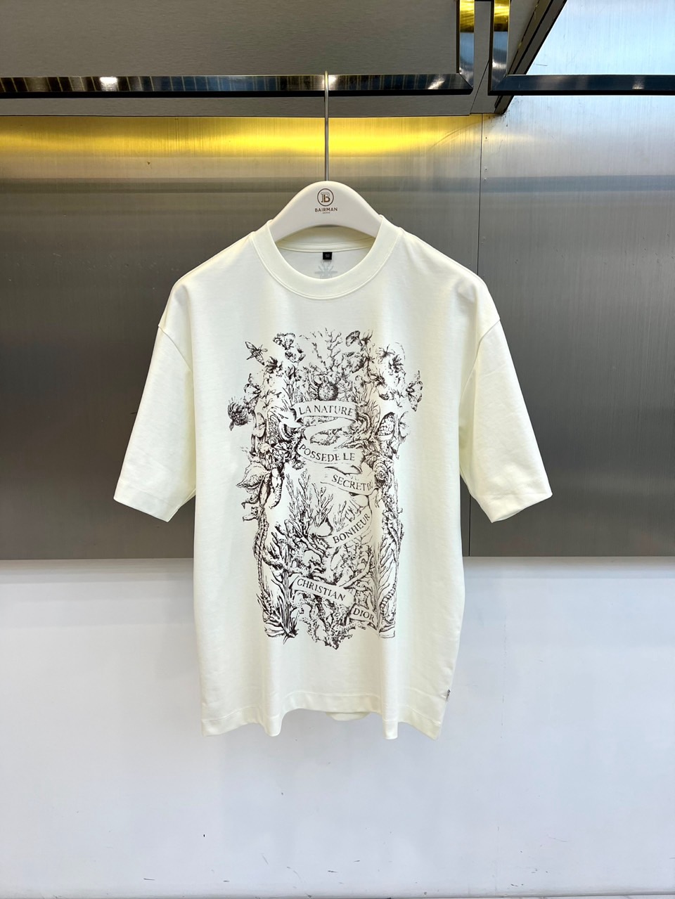 Dio迪奥、2026春夏新品短袖T恤焕新登场，以纯色为基底，构筑松弛优雅的穿搭哲学。经典圆领配合宽松廓形