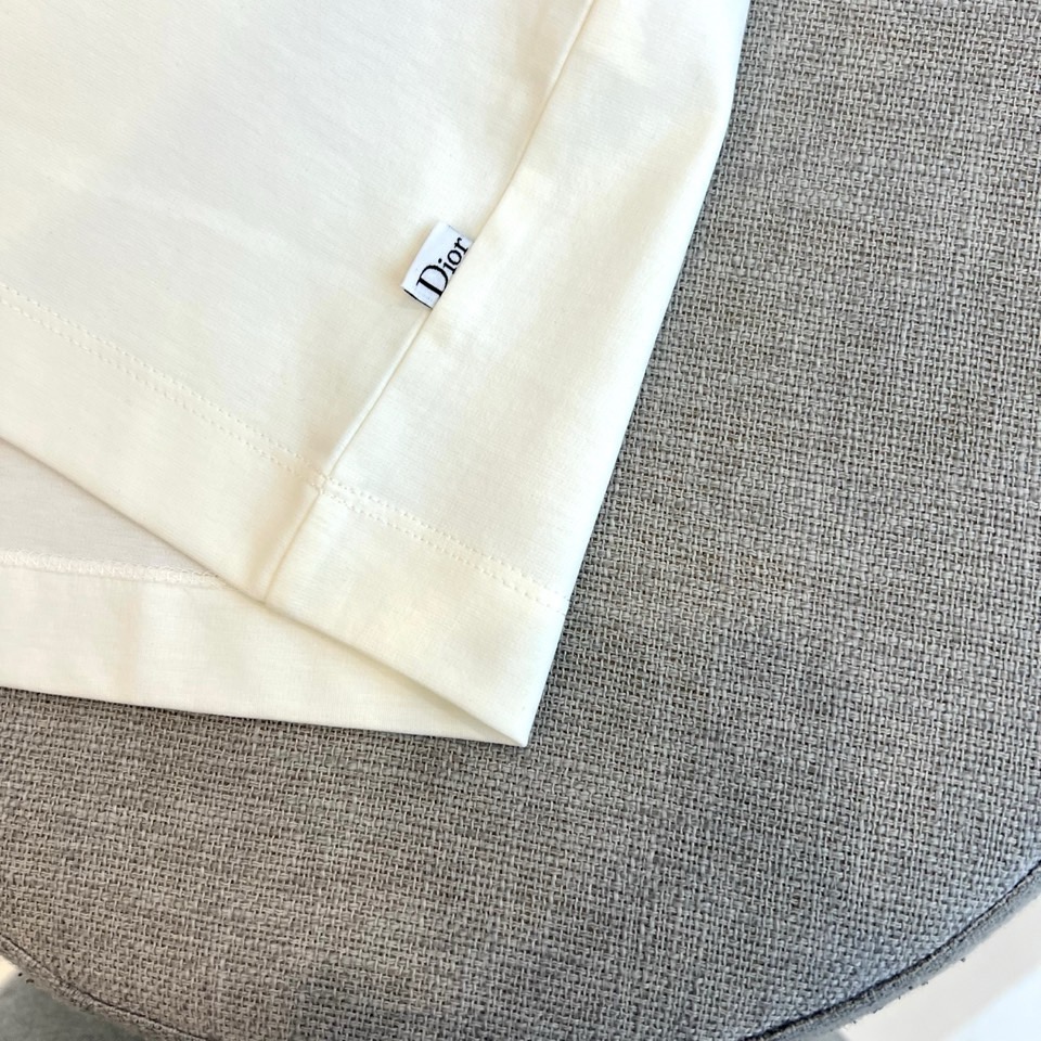 Dio迪奥、2026春夏新品短袖T恤焕新登场，以纯色为基底，构筑松弛优雅的穿搭哲学。经典圆领配合宽松廓形