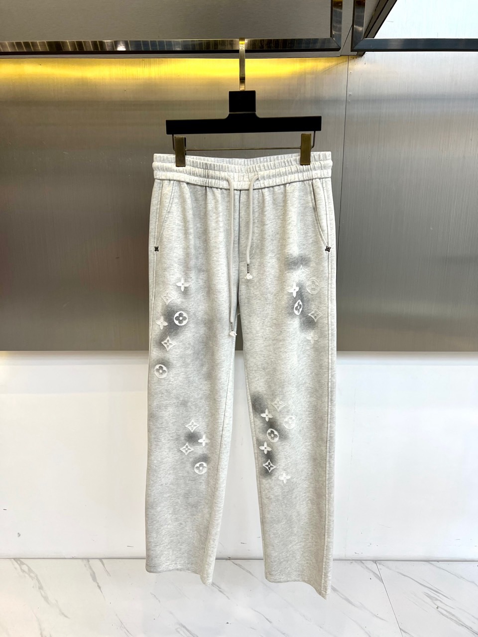 1v威登、2026春夏新品卫裤重磅登场，以极简廓形融合高街奢潮基因，打造松弛感与高级感并存的日常穿搭利器