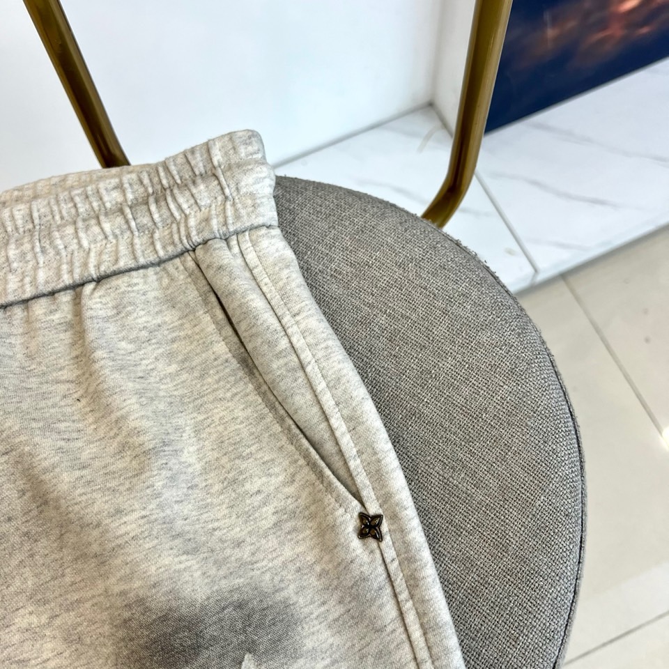 1v威登、2026春夏新品卫裤重磅登场，以极简廓形融合高街奢潮基因，打造松弛感与高级感并存的日常穿搭利器