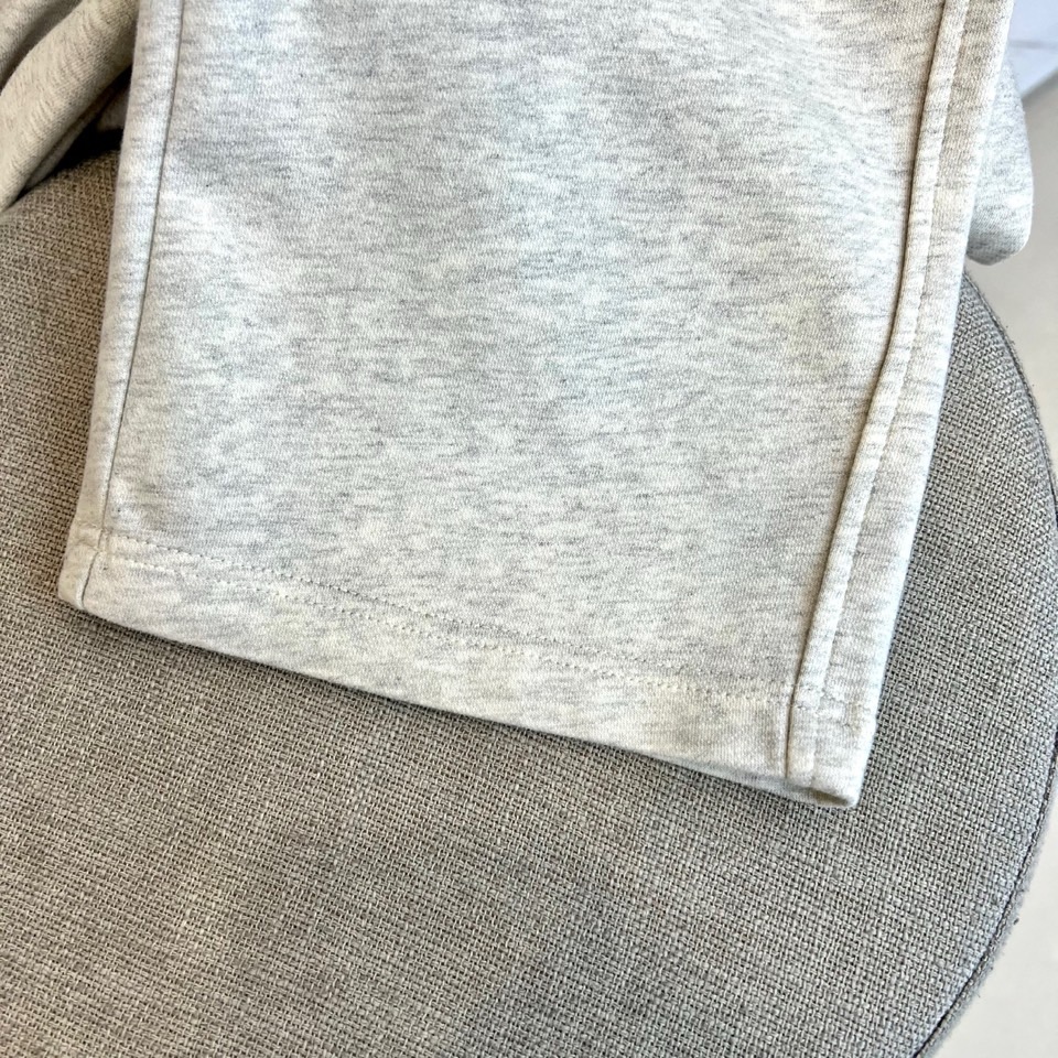 1v威登、2026春夏新品卫裤重磅登场，以极简廓形融合高街奢潮基因，打造松弛感与高级感并存的日常穿搭利器