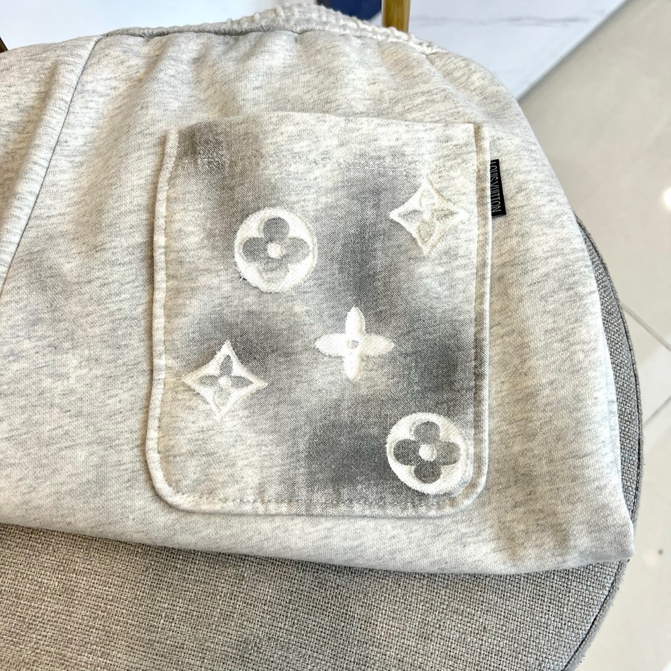 1v威登、2026春夏新品卫裤重磅登场，以极简廓形融合高街奢潮基因，打造松弛感与高级感并存的日常穿搭利器