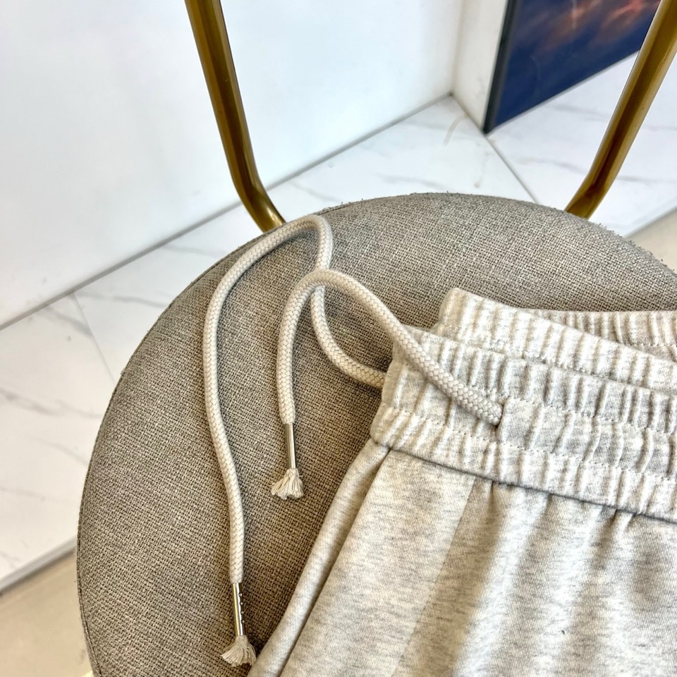 1v威登、2026春夏新品卫裤重磅登场，以极简廓形融合高街奢潮基因，打造松弛感与高级感并存的日常穿搭利器