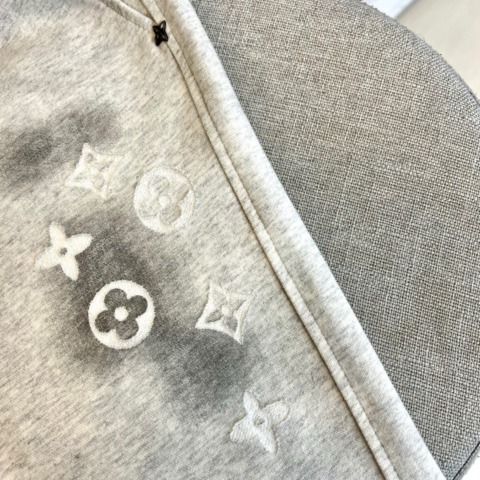 1v威登、2026春夏新品卫裤重磅登场，以极简廓形融合高街奢潮基因，打造松弛感与高级感并存的日常穿搭利器