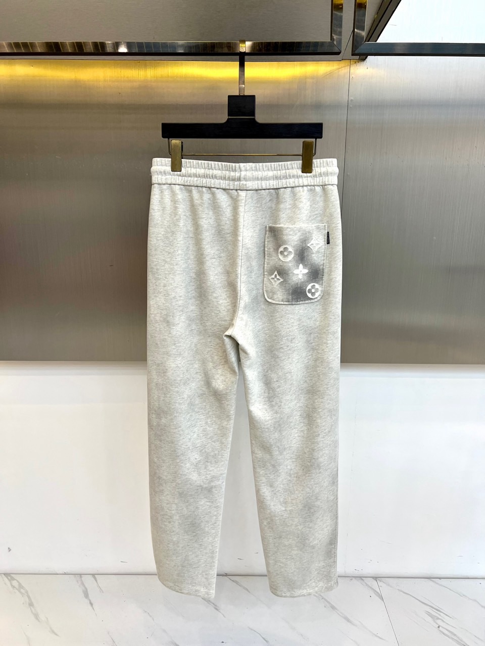 1v威登、2026春夏新品卫裤重磅登场，以极简廓形融合高街奢潮基因，打造松弛感与高级感并存的日常穿搭利器