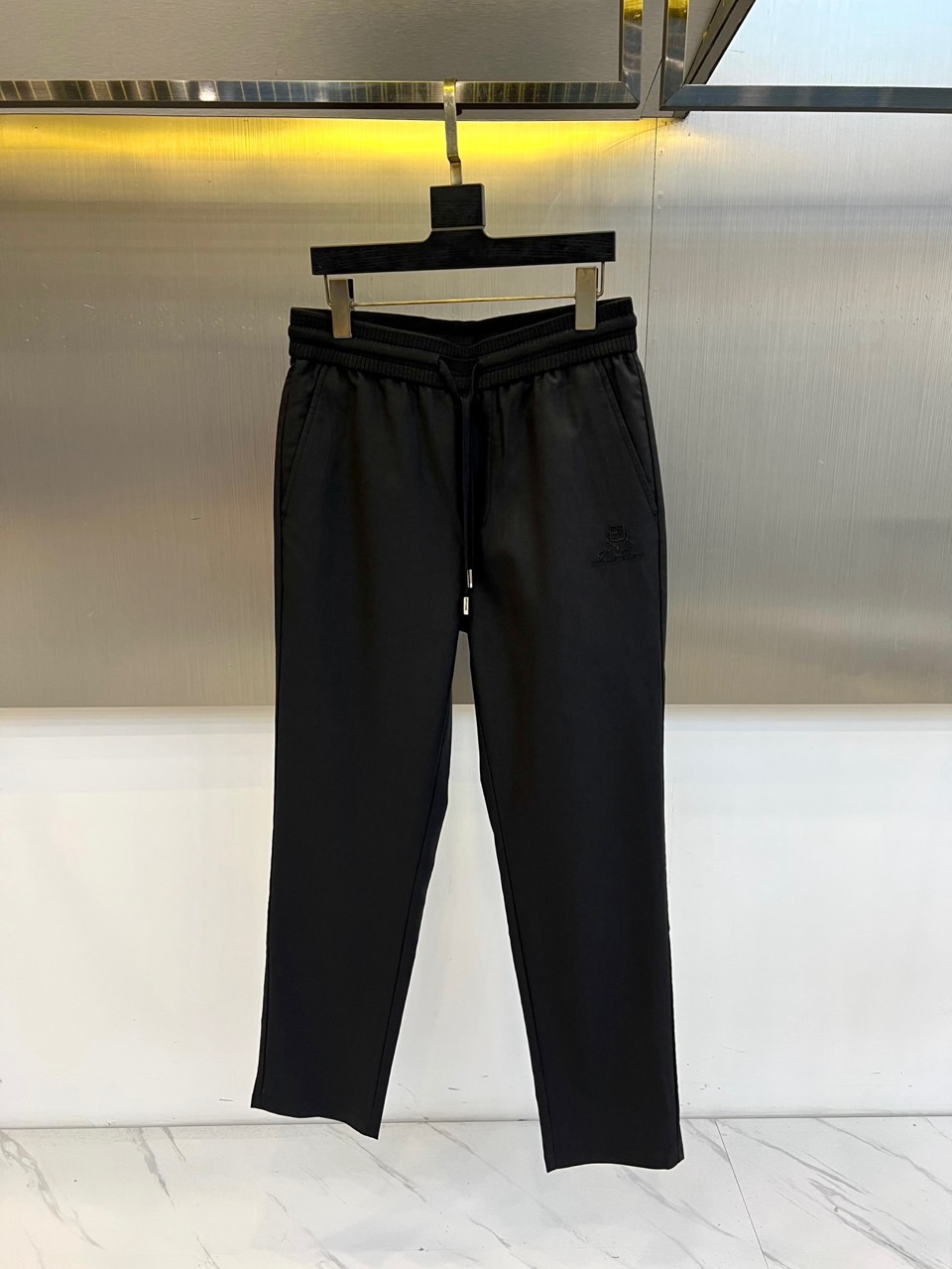 Loro Piana诺悠翩雅、2026春夏新品休闲裤，以利落直筒版型重塑日常穿搭格调，适配多元身形与场合