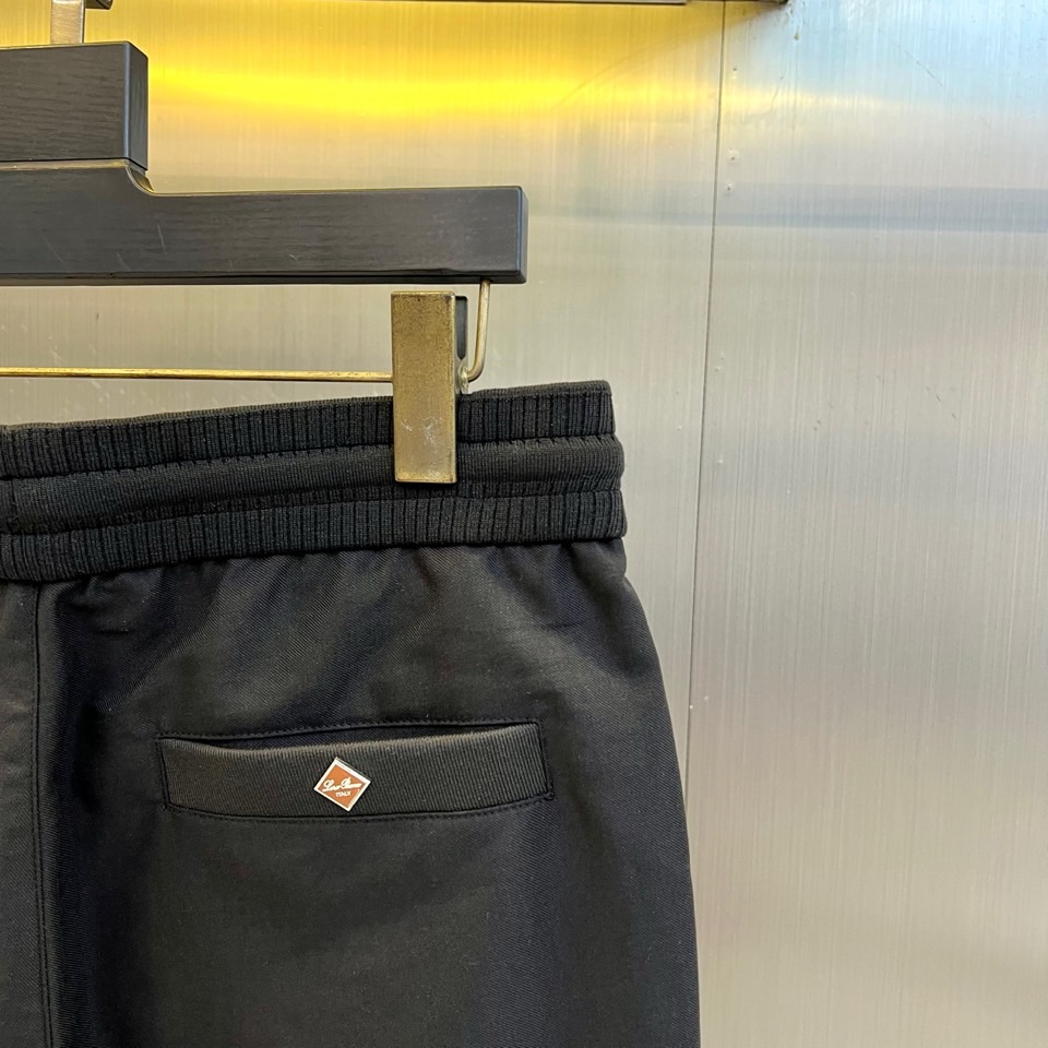 Loro Piana诺悠翩雅、2026春夏新品休闲裤，以利落直筒版型重塑日常穿搭格调，适配多元身形与场合