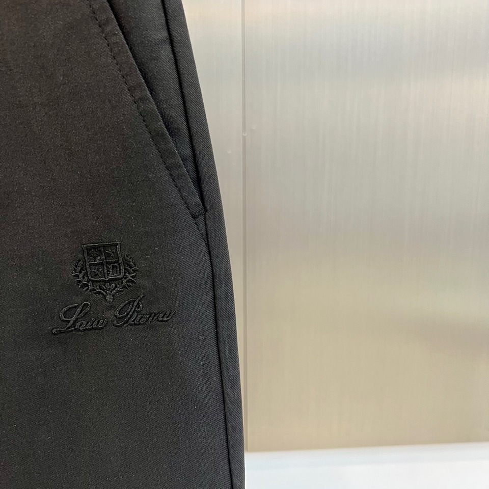 Loro Piana诺悠翩雅、2026春夏新品休闲裤，以利落直筒版型重塑日常穿搭格调，适配多元身形与场合