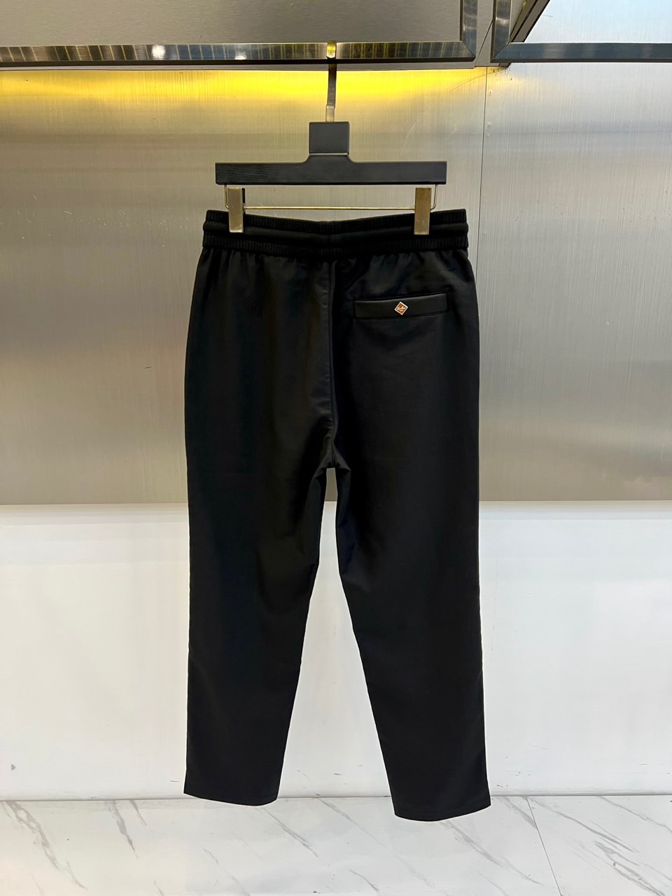 Loro Piana诺悠翩雅、2026春夏新品休闲裤，以利落直筒版型重塑日常穿搭格调，适配多元身形与场合