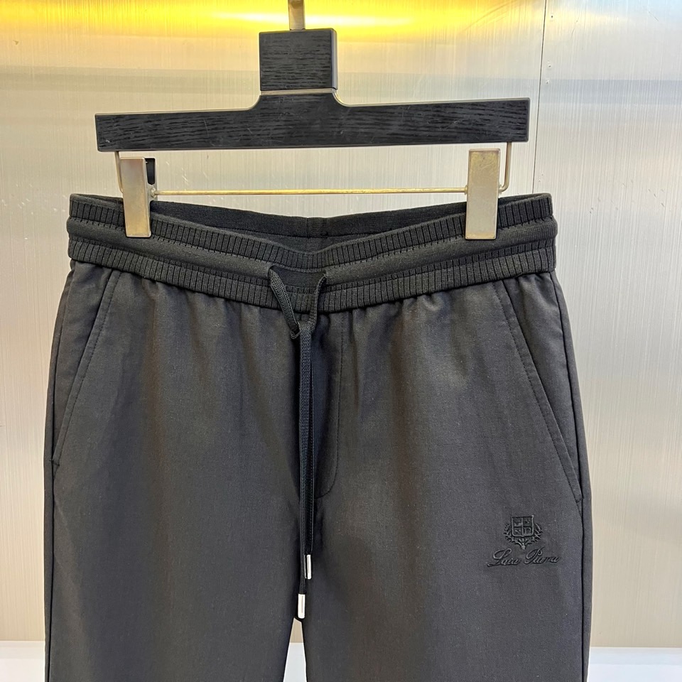 Loro Piana诺悠翩雅、2026春夏新品休闲裤，以利落直筒版型重塑日常穿搭格调，适配多元身形与场合