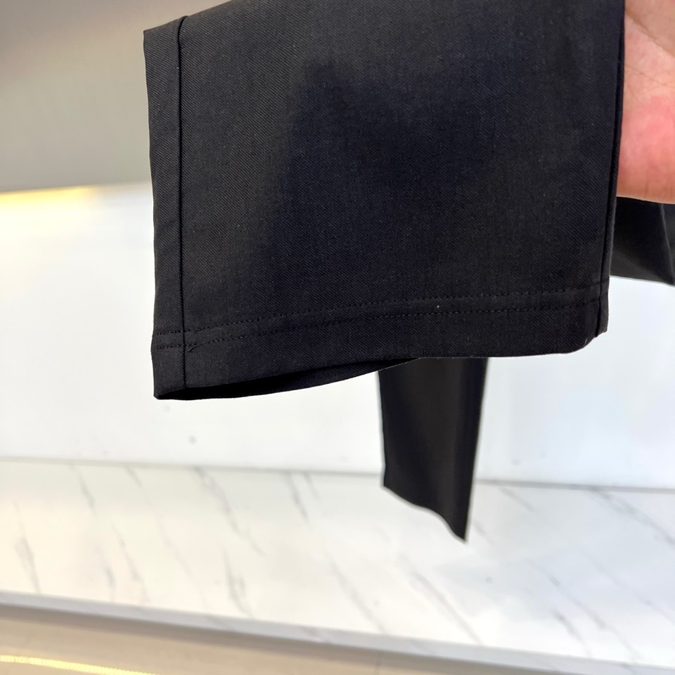 Loro Piana诺悠翩雅、2026春夏新品休闲裤，以利落直筒版型重塑日常穿搭格调，适配多元身形与场合