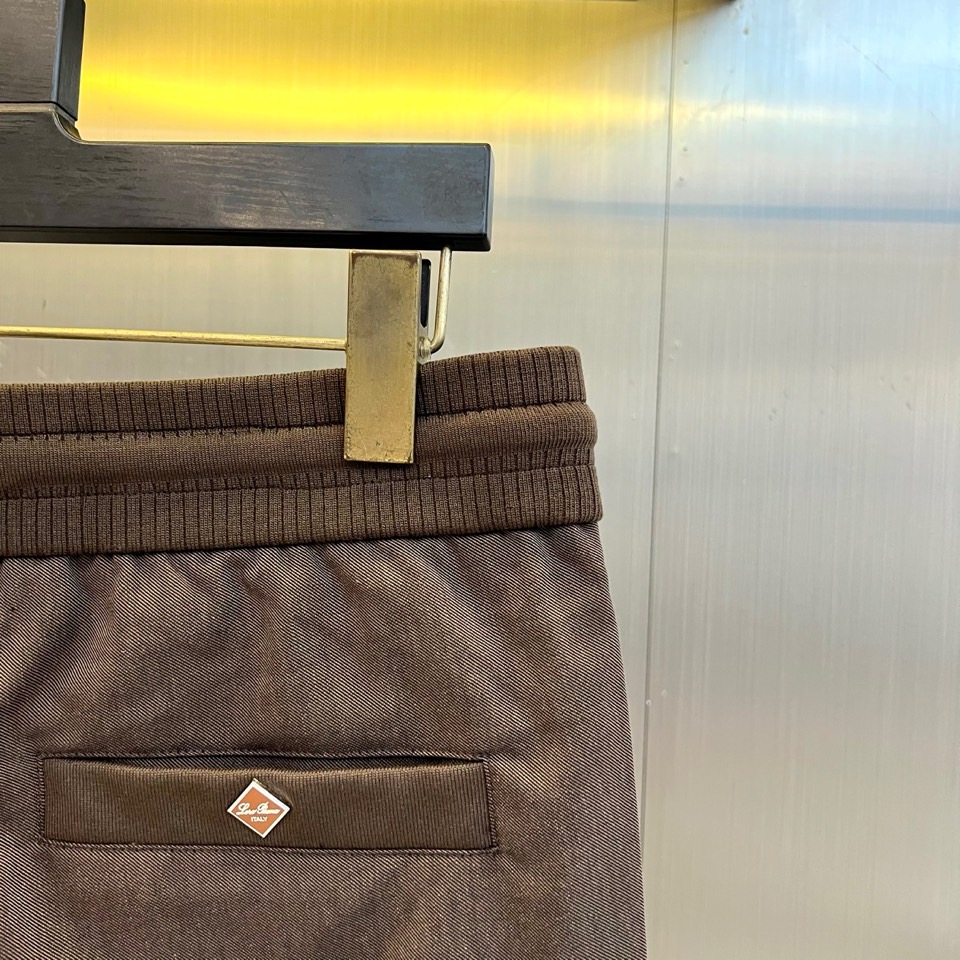 Loro Piana诺悠翩雅、2026春夏新品休闲裤，以利落直筒版型重塑日常穿搭格调，适配多元身形与场合