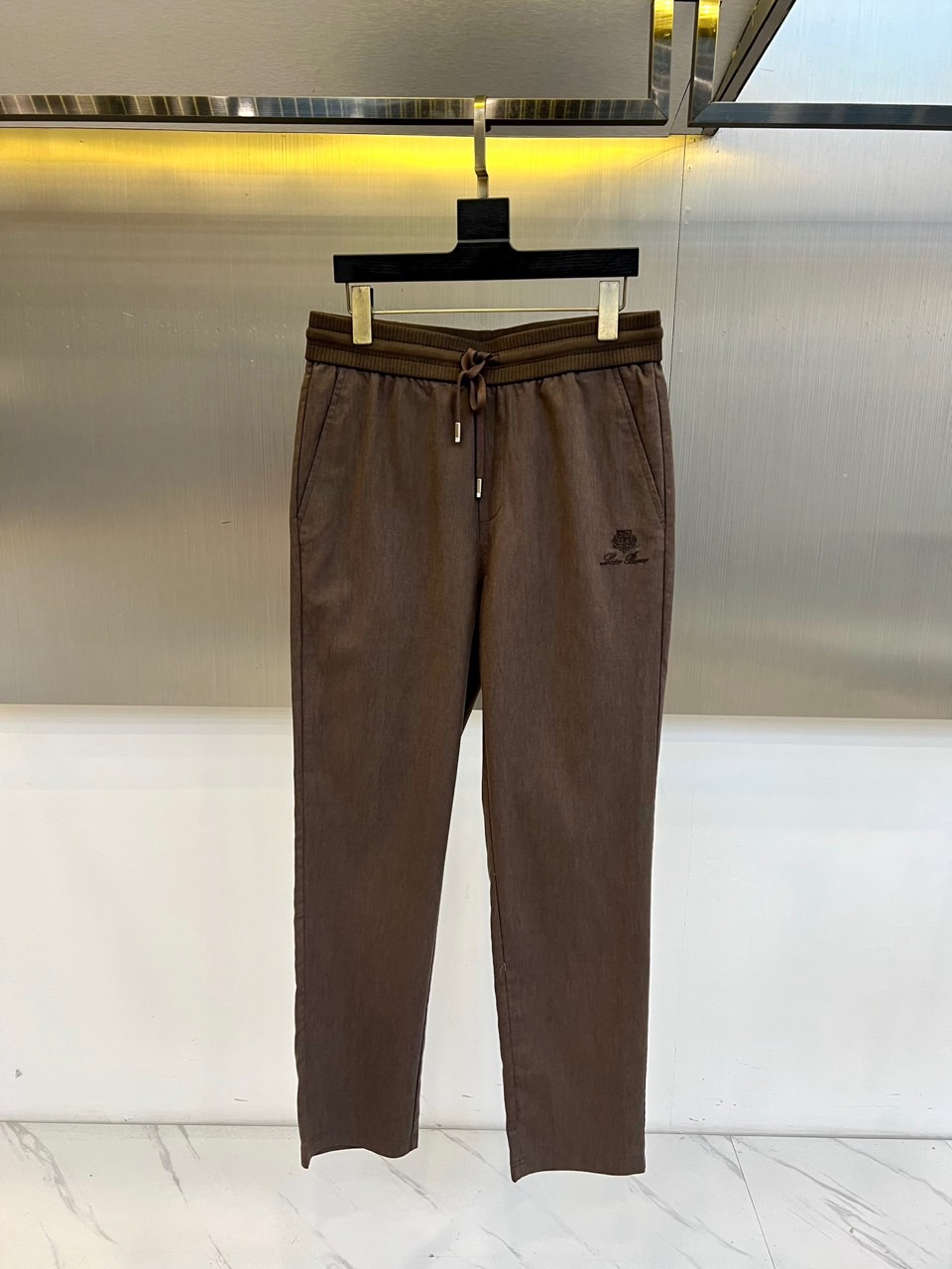 Loro Piana诺悠翩雅、2026春夏新品休闲裤，以利落直筒版型重塑日常穿搭格调，适配多元身形与场合