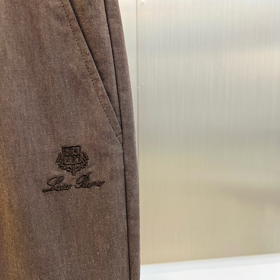 Loro Piana诺悠翩雅、2026春夏新品休闲裤，以利落直筒版型重塑日常穿搭格调，适配多元身形与场合