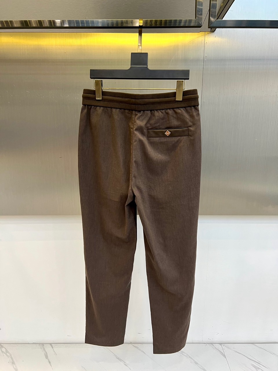 Loro Piana诺悠翩雅、2026春夏新品休闲裤，以利落直筒版型重塑日常穿搭格调，适配多元身形与场合