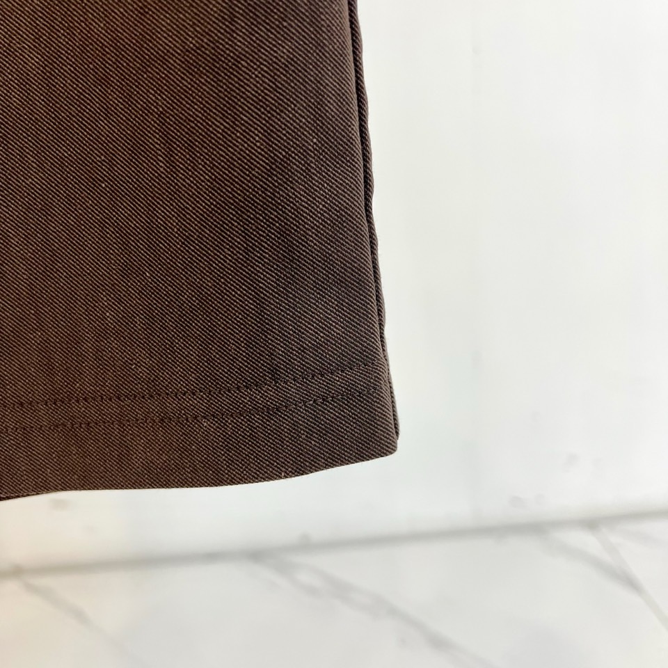 Loro Piana诺悠翩雅、2026春夏新品休闲裤，以利落直筒版型重塑日常穿搭格调，适配多元身形与场合