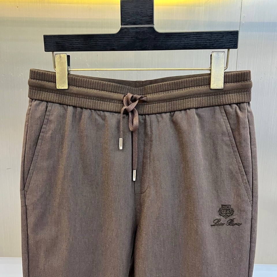 Loro Piana诺悠翩雅、2026春夏新品休闲裤，以利落直筒版型重塑日常穿搭格调，适配多元身形与场合