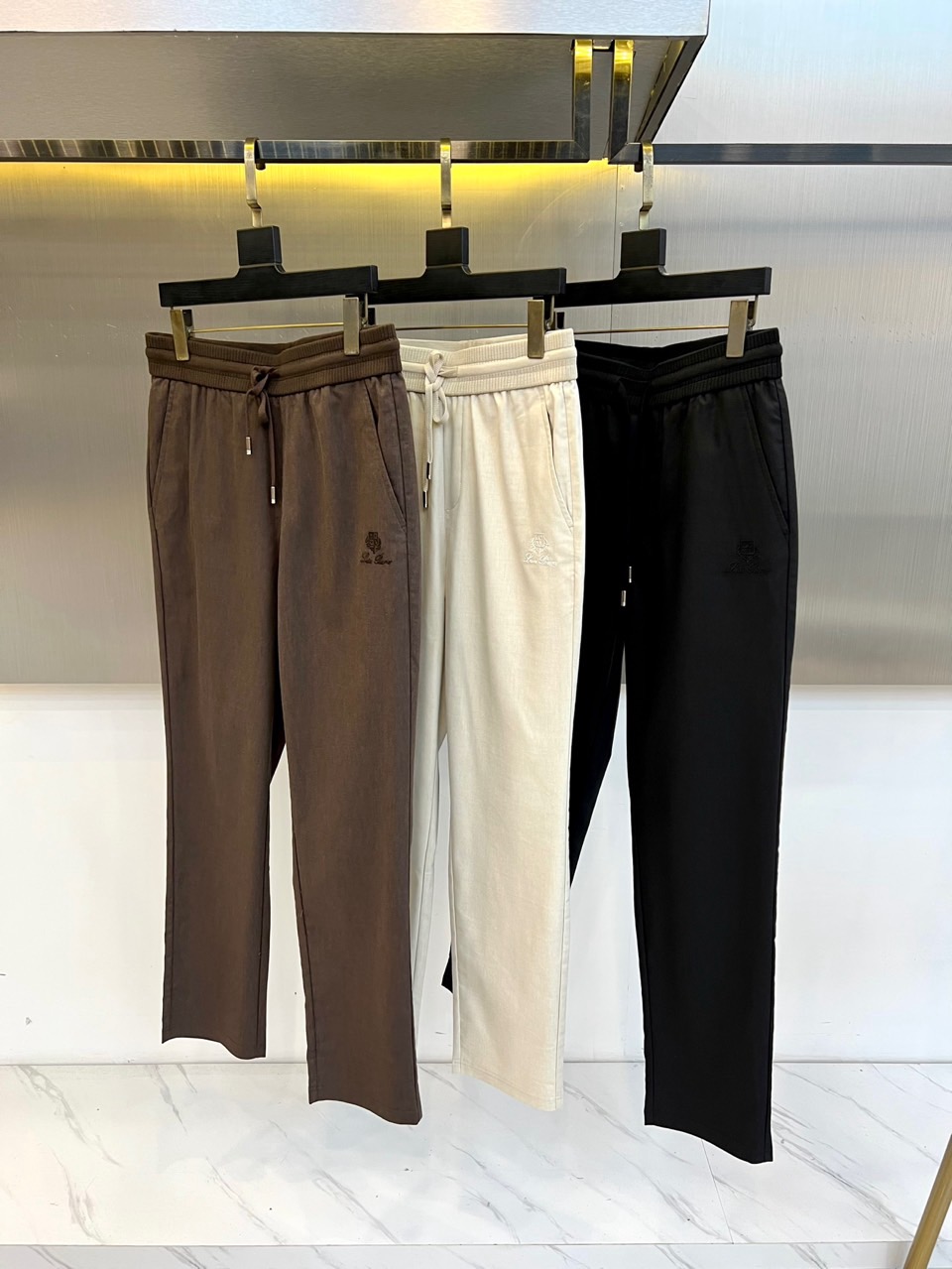 Loro Piana诺悠翩雅、2026春夏新品休闲裤，以利落直筒版型重塑日常穿搭格调，适配多元身形与场合