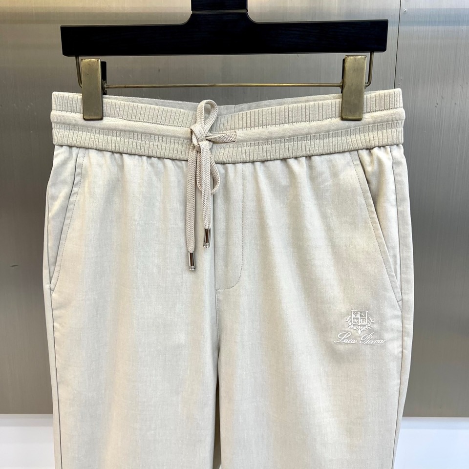 Loro Piana诺悠翩雅、2026春夏新品休闲裤，以利落直筒版型重塑日常穿搭格调，适配多元身形与场合