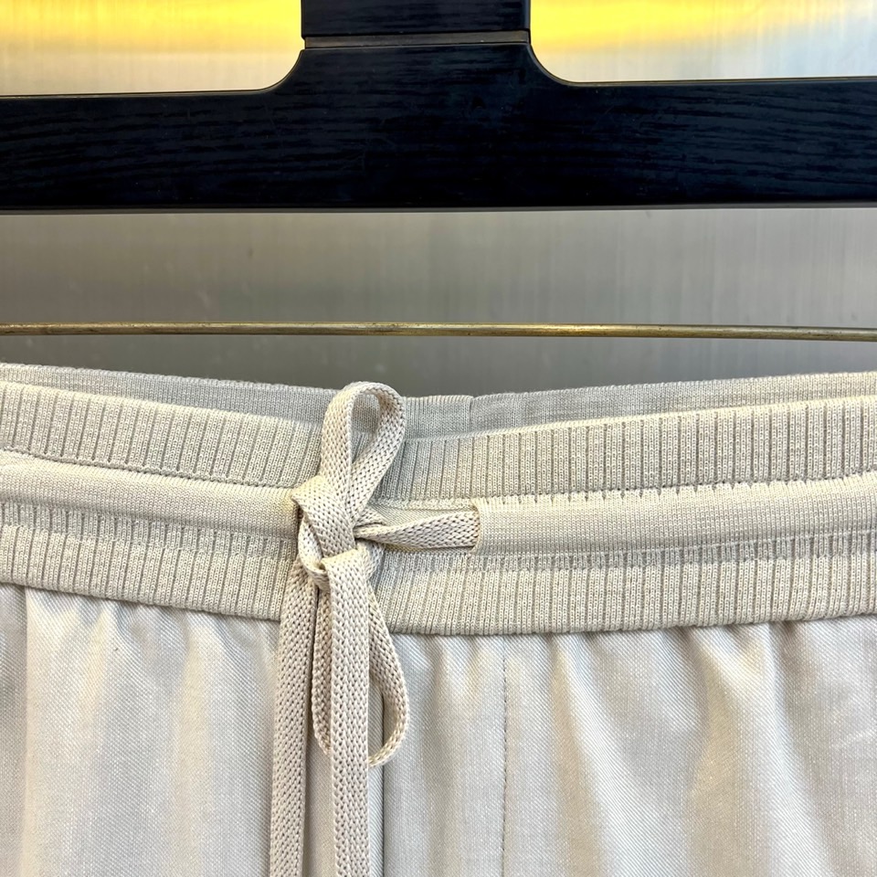 Loro Piana诺悠翩雅、2026春夏新品休闲裤，以利落直筒版型重塑日常穿搭格调，适配多元身形与场合