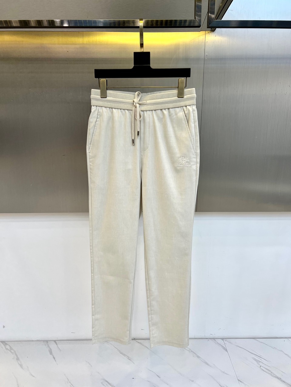 Loro Piana诺悠翩雅、2026春夏新品休闲裤，以利落直筒版型重塑日常穿搭格调，适配多元身形与场合