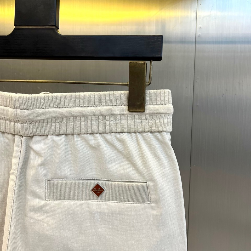 Loro Piana诺悠翩雅、2026春夏新品休闲裤，以利落直筒版型重塑日常穿搭格调，适配多元身形与场合