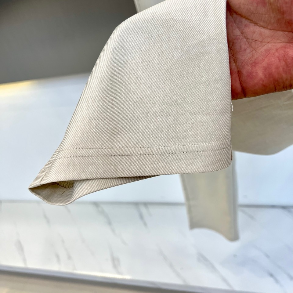 Loro Piana诺悠翩雅、2026春夏新品休闲裤，以利落直筒版型重塑日常穿搭格调，适配多元身形与场合