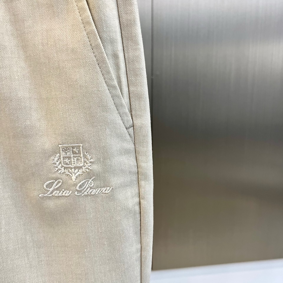 Loro Piana诺悠翩雅、2026春夏新品休闲裤，以利落直筒版型重塑日常穿搭格调，适配多元身形与场合