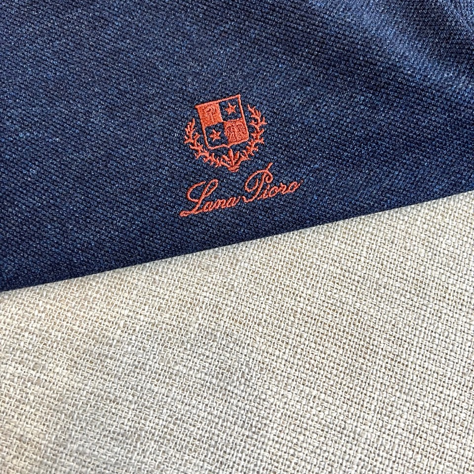 Loro Piana诺悠翩雅、2026春夏新品短袖PoLo衫，主调低调沉稳中透出都市精英的儒雅气质。衣身