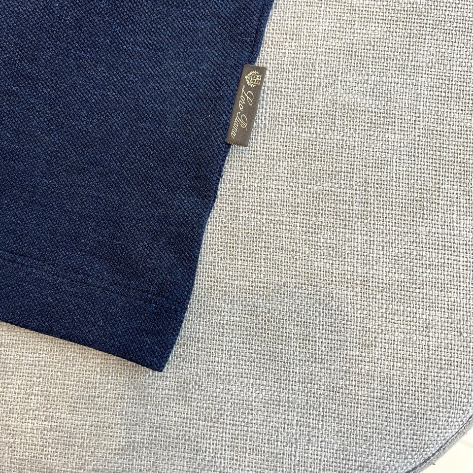 Loro Piana诺悠翩雅、2026春夏新品短袖PoLo衫，主调低调沉稳中透出都市精英的儒雅气质。衣身