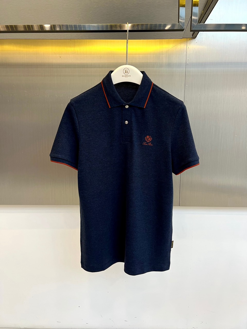 Loro Piana诺悠翩雅、2026春夏新品短袖PoLo衫，主调低调沉稳中透出都市精英的儒雅气质。衣身