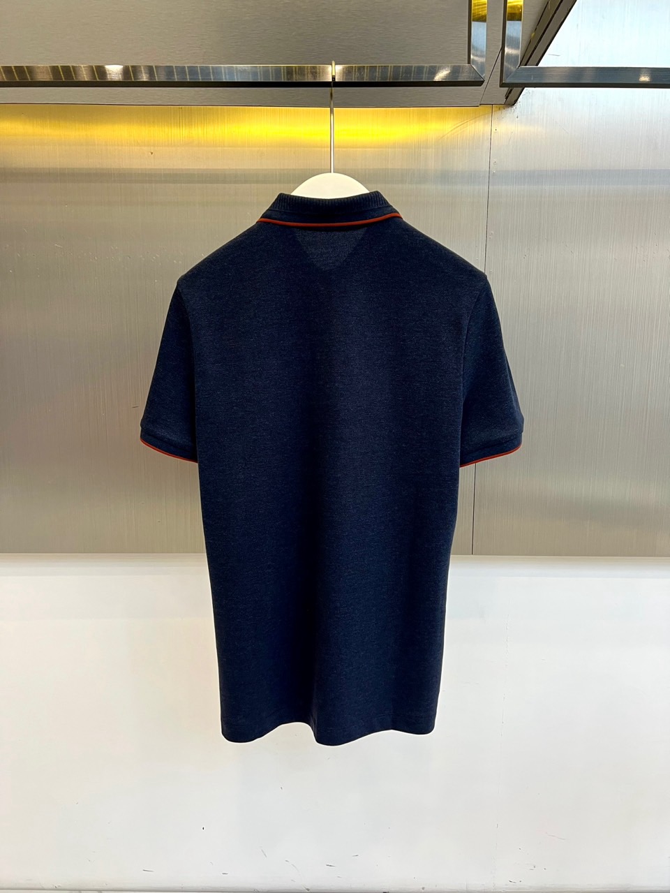 Loro Piana诺悠翩雅、2026春夏新品短袖PoLo衫，主调低调沉稳中透出都市精英的儒雅气质。衣身