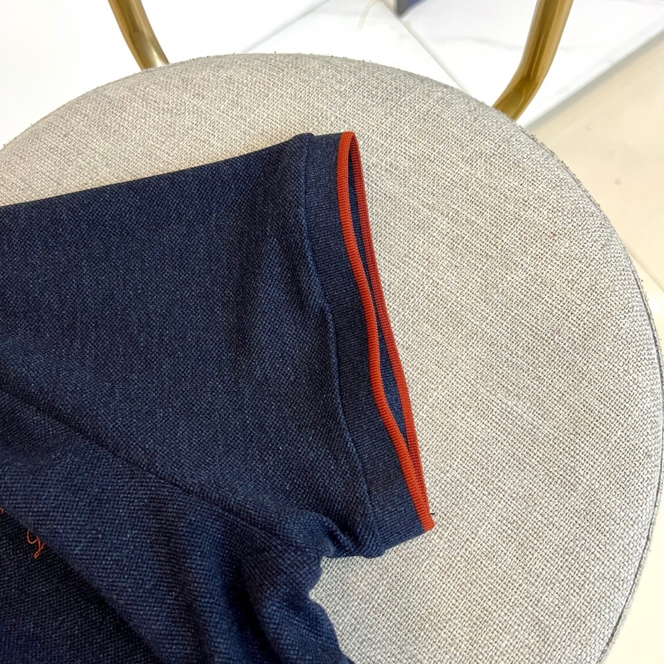 Loro Piana诺悠翩雅、2026春夏新品短袖PoLo衫，主调低调沉稳中透出都市精英的儒雅气质。衣身