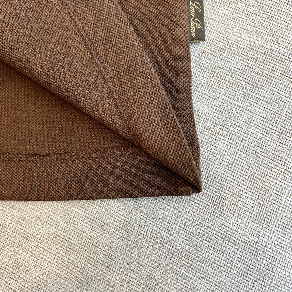 Loro Piana诺悠翩雅、2026春夏新品短袖PoLo衫，主调低调沉稳中透出都市精英的儒雅气质。衣身