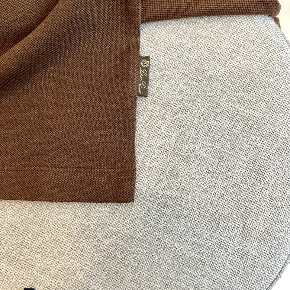 Loro Piana诺悠翩雅、2026春夏新品短袖PoLo衫，主调低调沉稳中透出都市精英的儒雅气质。衣身