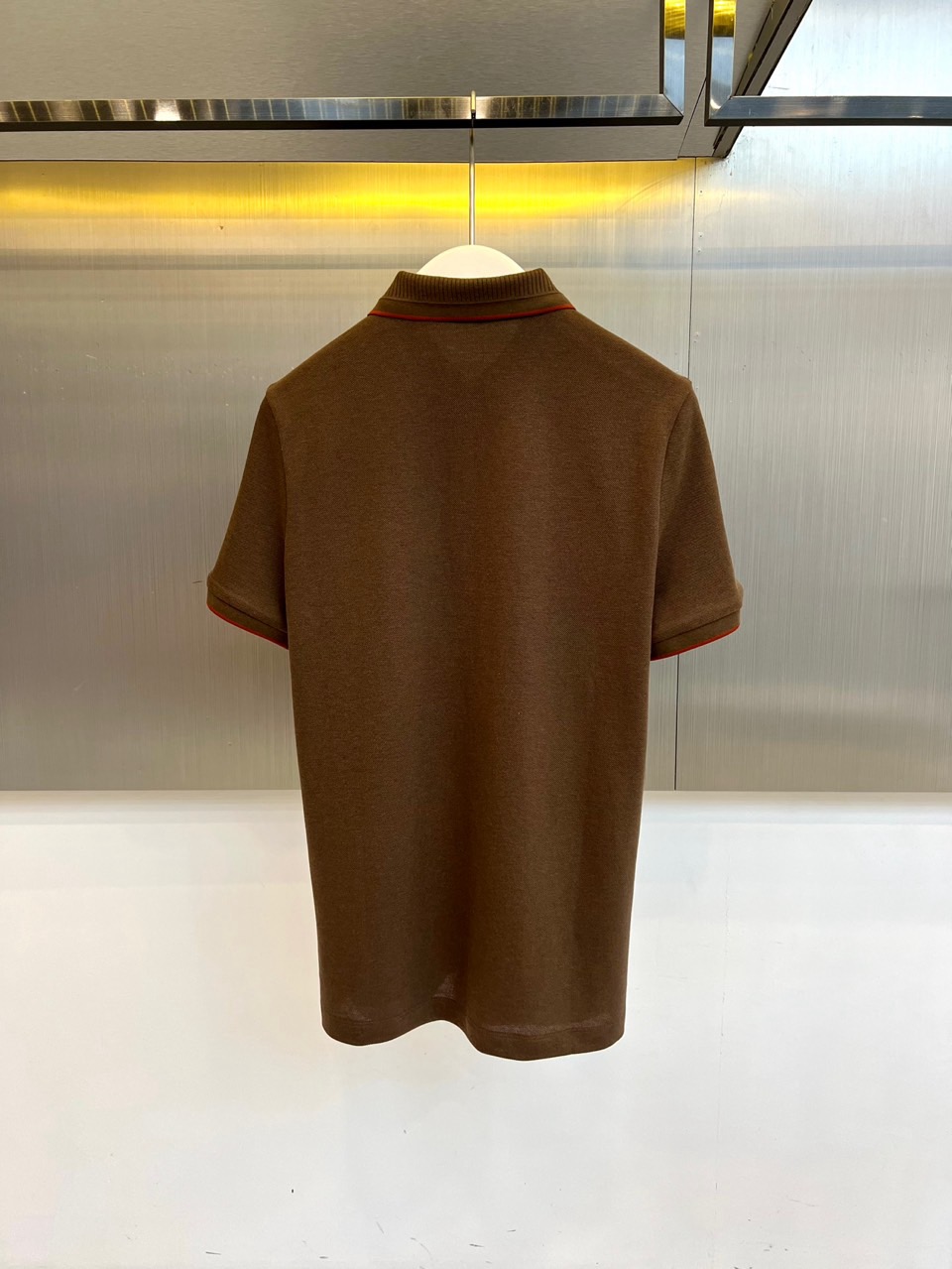 Loro Piana诺悠翩雅、2026春夏新品短袖PoLo衫，主调低调沉稳中透出都市精英的儒雅气质。衣身