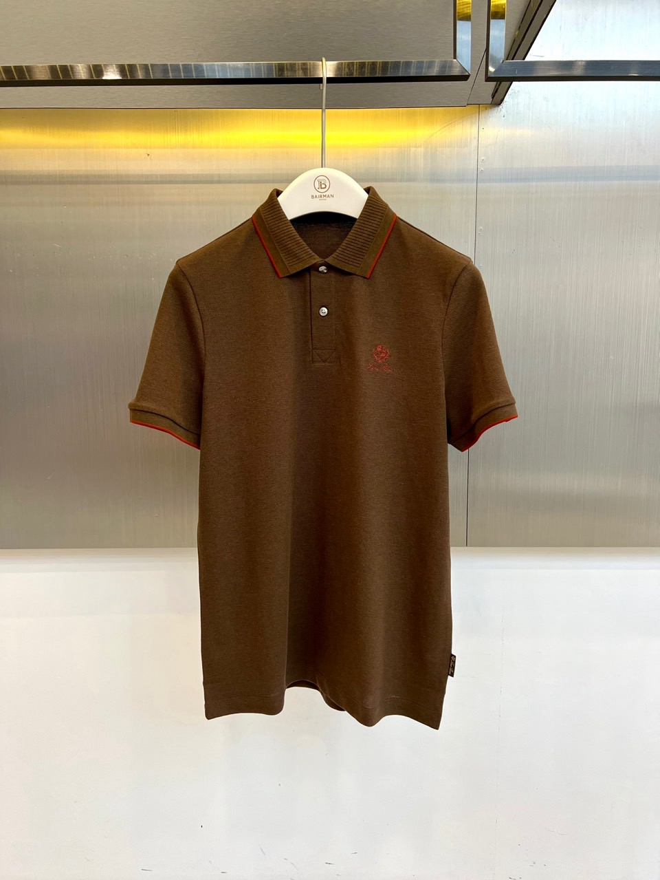 Loro Piana诺悠翩雅、2026春夏新品短袖PoLo衫，主调低调沉稳中透出都市精英的儒雅气质。衣身