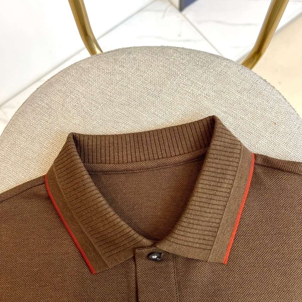 Loro Piana诺悠翩雅、2026春夏新品短袖PoLo衫，主调低调沉稳中透出都市精英的儒雅气质。衣身