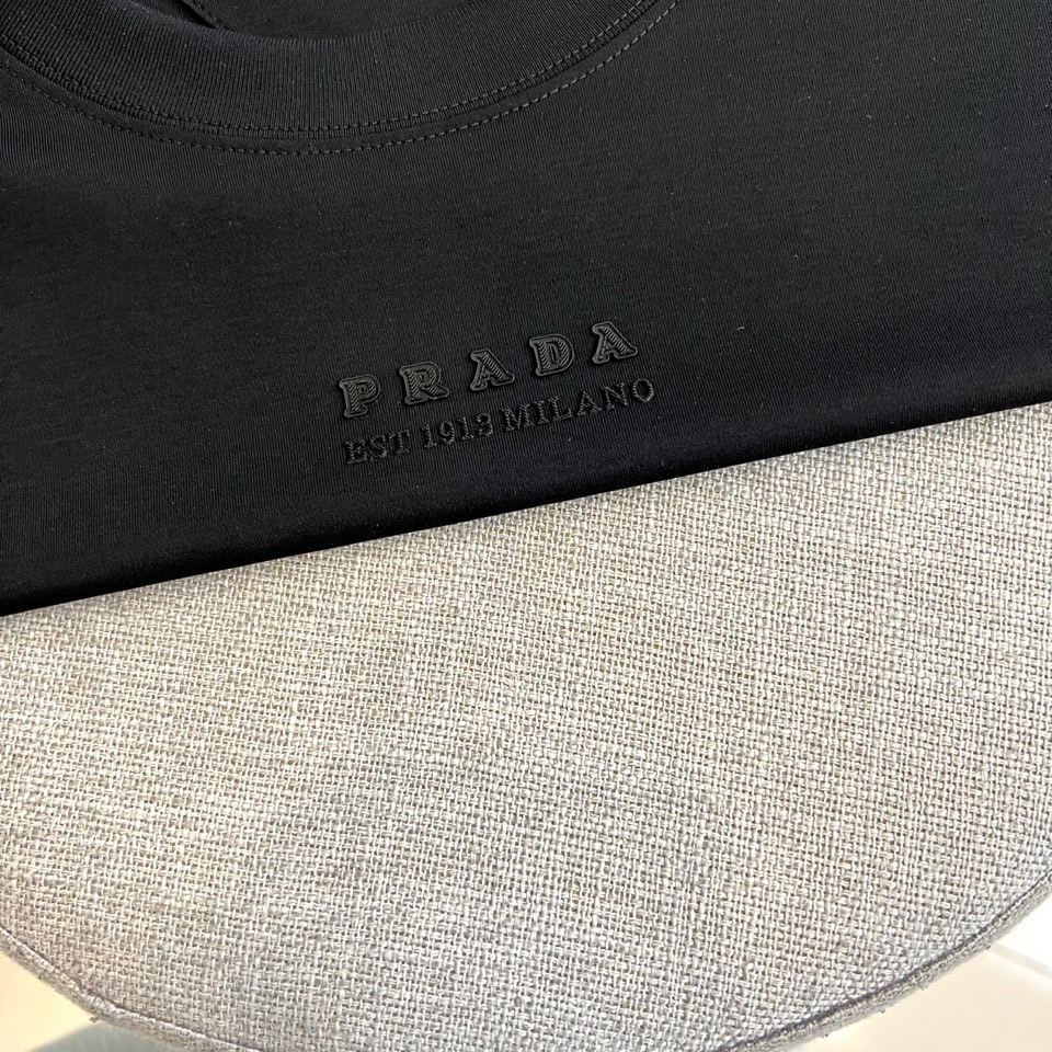 Prad普拉达、2026春夏新品短袖T恤，甄选丝光面料混纺工艺，64%棉+28%莫代尔+8%氨纶的黄金配