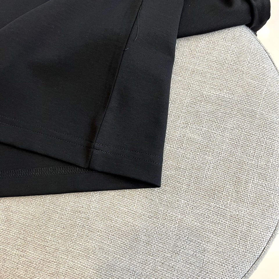 Prad普拉达、2026春夏新品短袖T恤，甄选丝光面料混纺工艺，64%棉+28%莫代尔+8%氨纶的黄金配