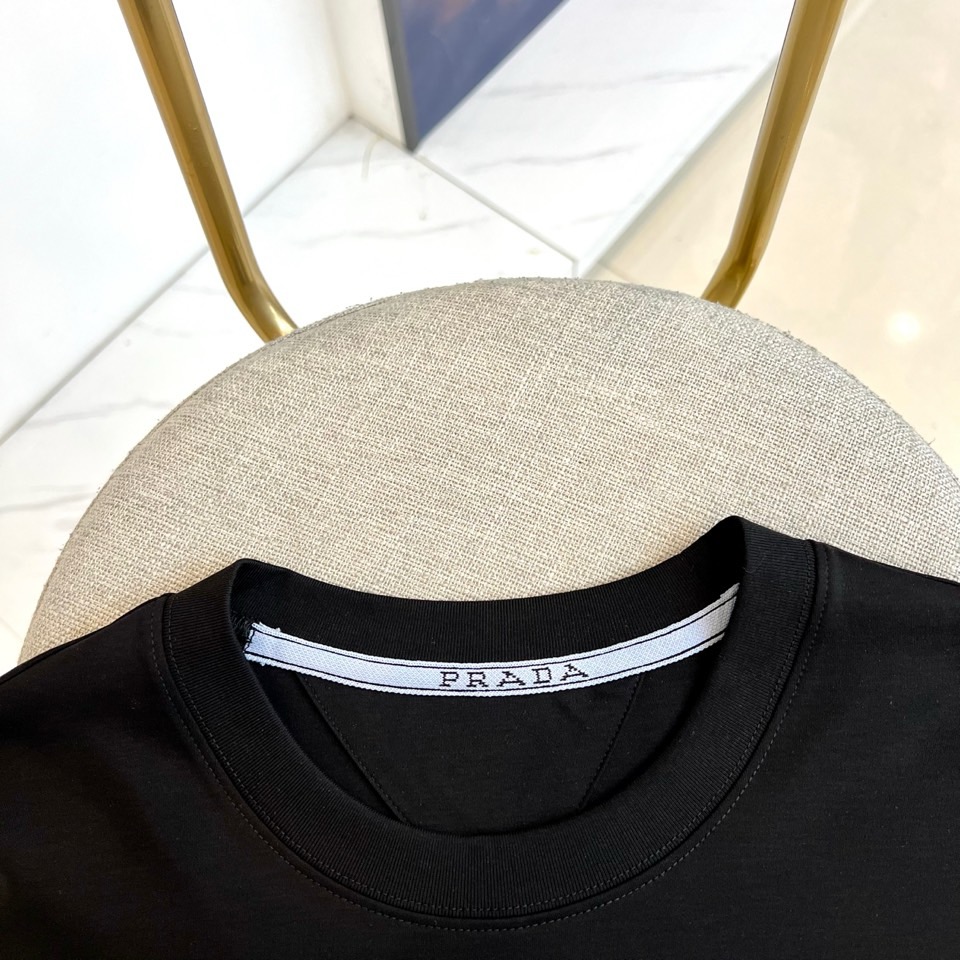 Prad普拉达、2026春夏新品短袖T恤，甄选丝光面料混纺工艺，64%棉+28%莫代尔+8%氨纶的黄金配