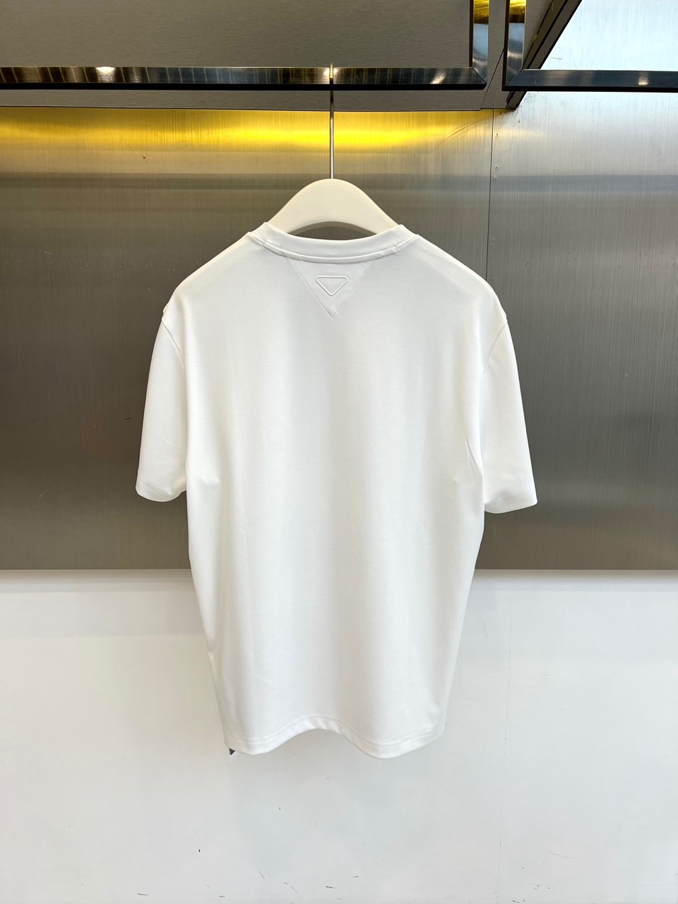 Prad普拉达、2026春夏新品短袖T恤，甄选丝光面料混纺工艺，64%棉+28%莫代尔+8%氨纶的黄金配