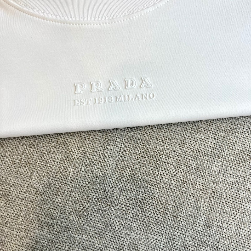 Prad普拉达、2026春夏新品短袖T恤，甄选丝光面料混纺工艺，64%棉+28%莫代尔+8%氨纶的黄金配