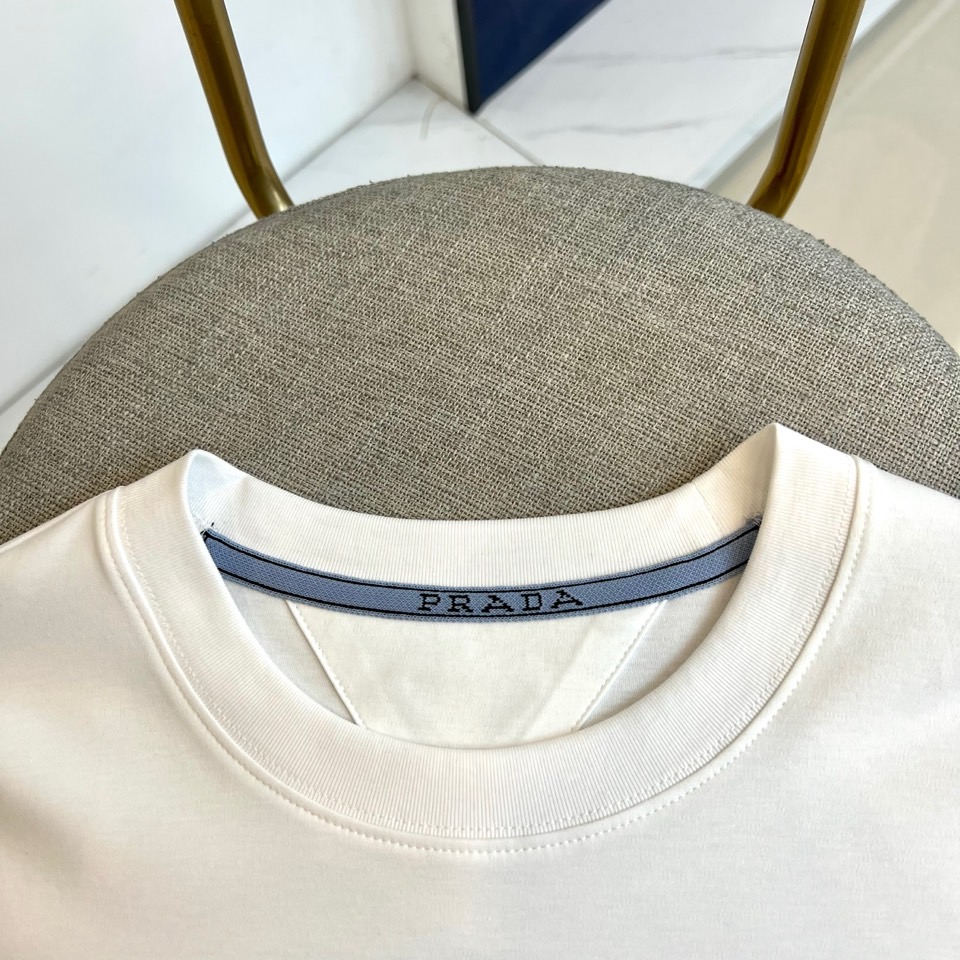 Prad普拉达、2026春夏新品短袖T恤，甄选丝光面料混纺工艺，64%棉+28%莫代尔+8%氨纶的黄金配