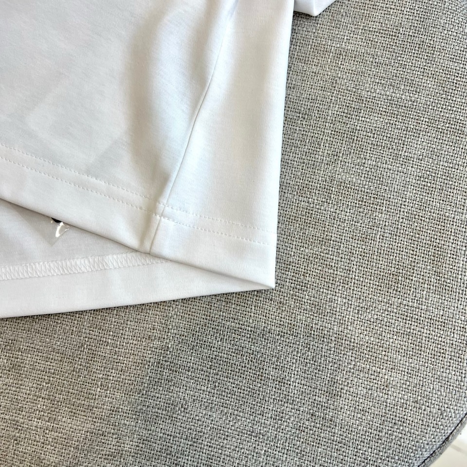 Prad普拉达、2026春夏新品短袖T恤，甄选丝光面料混纺工艺，64%棉+28%莫代尔+8%氨纶的黄金配