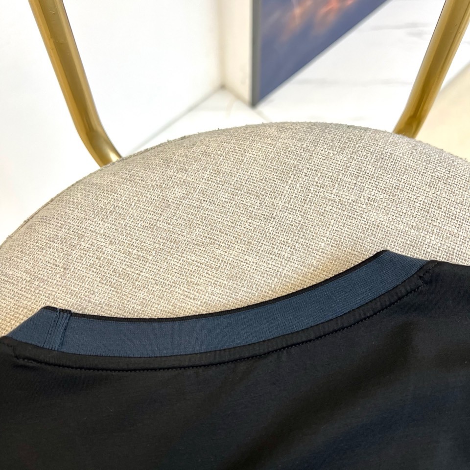 Prad普拉、2026春夏最新男士圆领撞色螺纹短袖T恤衫，休闲剪裁棉质运动衫，简单大方，搭配经典的撞色螺