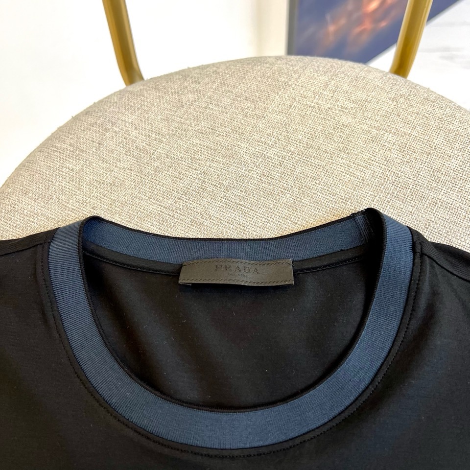 Prad普拉、2026春夏最新男士圆领撞色螺纹短袖T恤衫，休闲剪裁棉质运动衫，简单大方，搭配经典的撞色螺