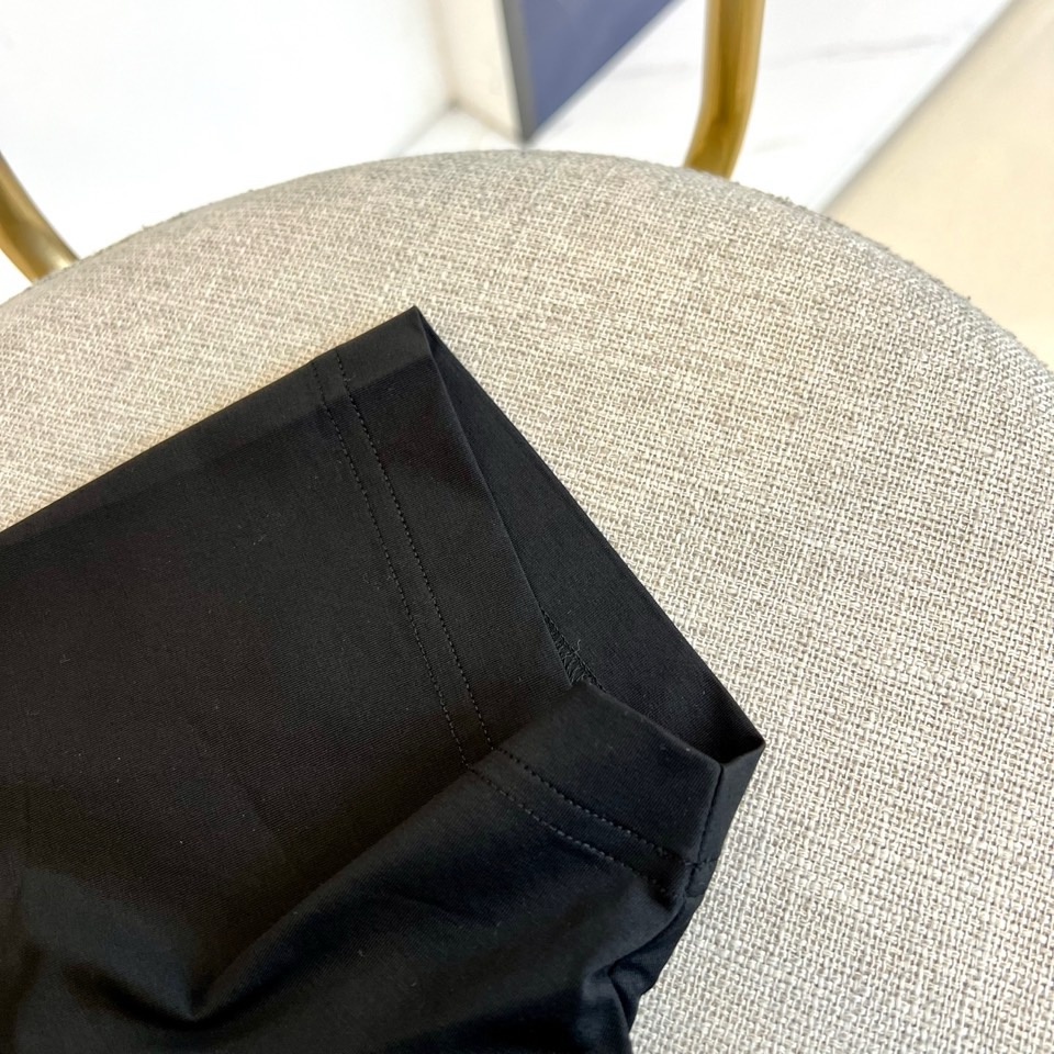 Prad普拉、2026春夏最新男士圆领撞色螺纹短袖T恤衫，休闲剪裁棉质运动衫，简单大方，搭配经典的撞色螺