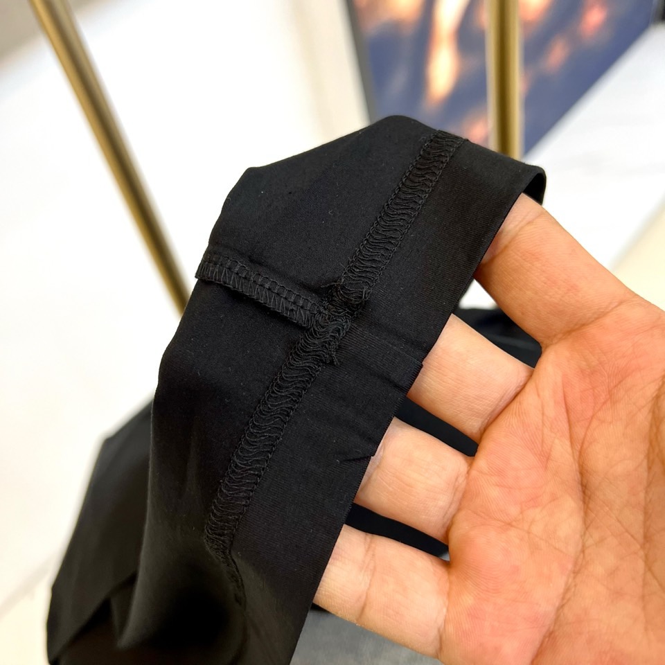 Prad普拉、2026春夏最新男士圆领撞色螺纹短袖T恤衫，休闲剪裁棉质运动衫，简单大方，搭配经典的撞色螺